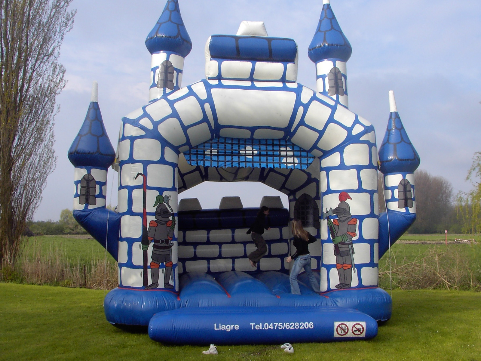 http://leschateauxgonflables.be/images/jeux-gonflables/chateau-fort-2-full.jpg